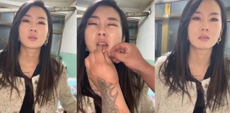 两女PK惩罚被主人把嘴缝在一起 过程居然毫无反抗 钢针刺进嘴巴看着都痛 不说还以为是缅北园区新惩罚呢！-51吃瓜网