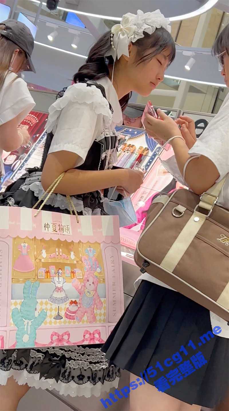 抄底偷拍 大型商场一路跟踪洛丽塔妹子竟然是透明内裤 清晰看到多毛小粉鲍 - 51吃瓜网-51吃瓜网