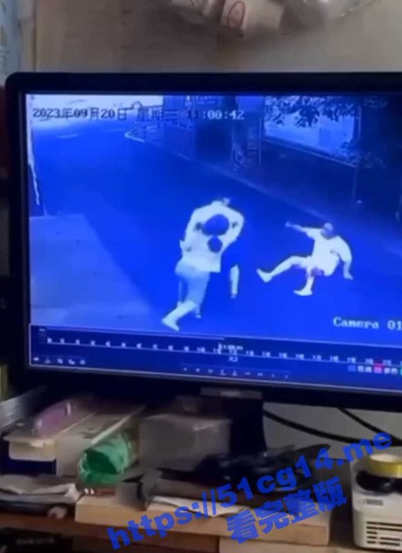 偷情被刺死！奸夫淫妇被原配老公逮到 三人扭打在一起 奸夫被当街刺死 ！-51吃瓜网