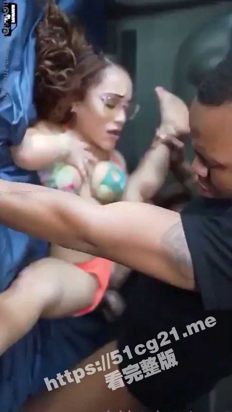黑人操侏儒 这黑哥们就不怕出人命吗？都要顶穿了吧 - 51吃瓜网-51吃瓜网