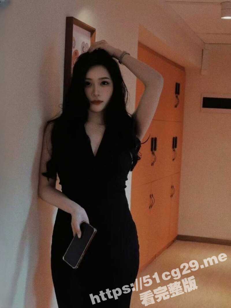 女友的闺蜜 是一名超高颜值御姐气质的模特 把她约到酒店偷情 直接撕开丝袜 无套插入到骚穴里！ - 51吃瓜网-51吃瓜网