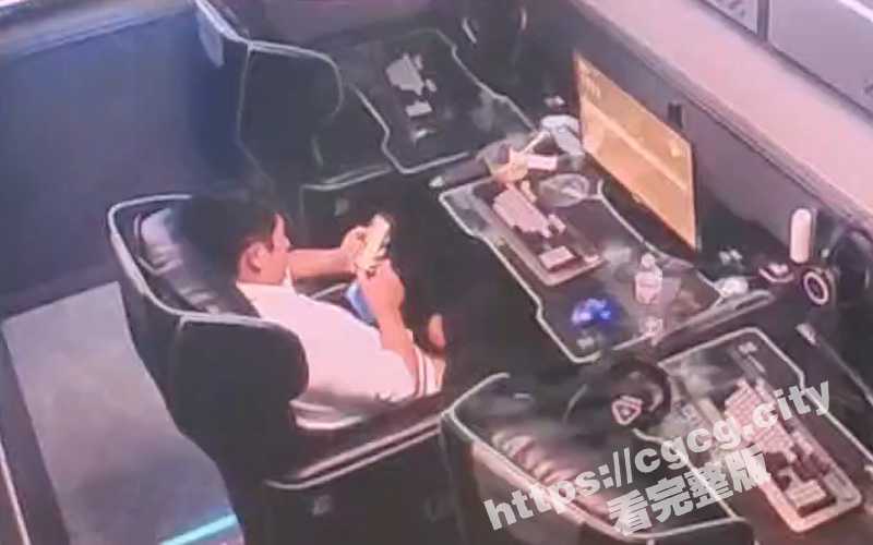 小伙性欲来袭在网吧拿着手机打飞机 被网管妹子看监控目睹过程 妹子直呼：卧槽-51吃瓜网