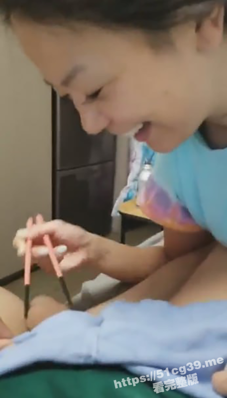极品反差骚货母狗人妻 给来寄宿的洋人留学生用筷子口交打飞机 洋人爽的一直哦耶哦耶-51吃瓜网