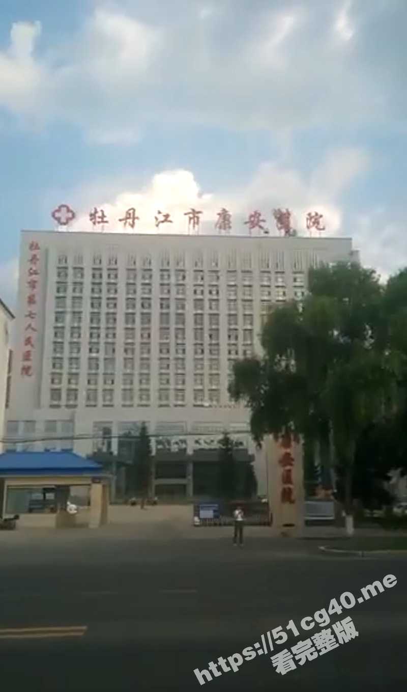 黑龙江牡丹江市街头的大屏幕上惊现男女俩人动作大片 路人纷纷停留拍照留念 - 51吃瓜网-51吃瓜网