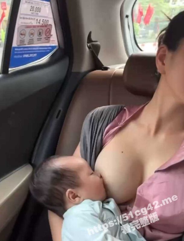 “妈妈 妈妈 我也饿了”极品气质宝妈在出租车上喂奶 这奶子真大真白啊-51吃瓜网