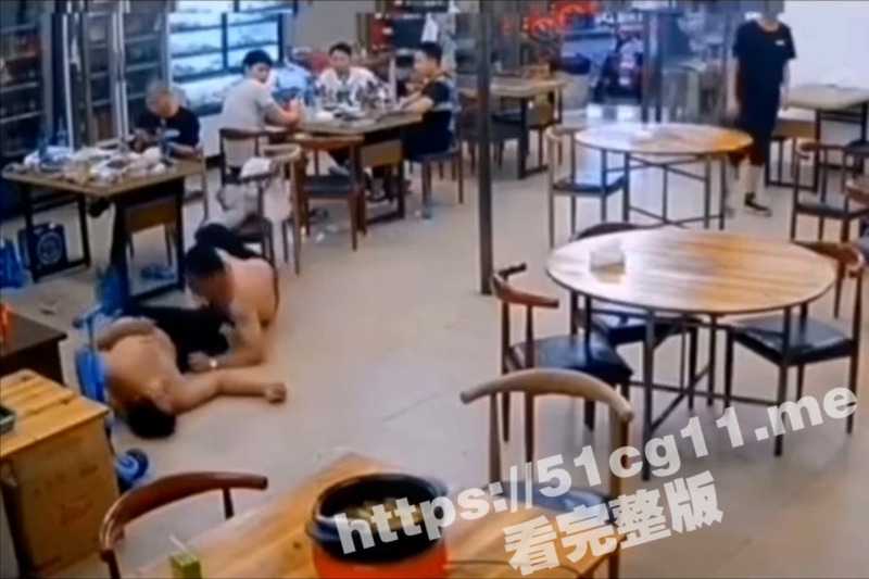 昆明两个醉汉 为了争抢买单打起来了 后面还有反转？-51吃瓜网