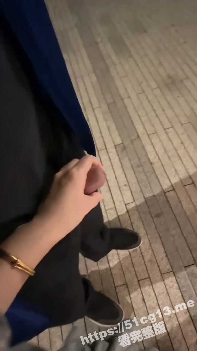 半夜带着亲妹到滨海公园海边散步 情不自禁吃起肉棒 半途被保安发现落荒而逃！ - 51吃瓜网-51吃瓜网