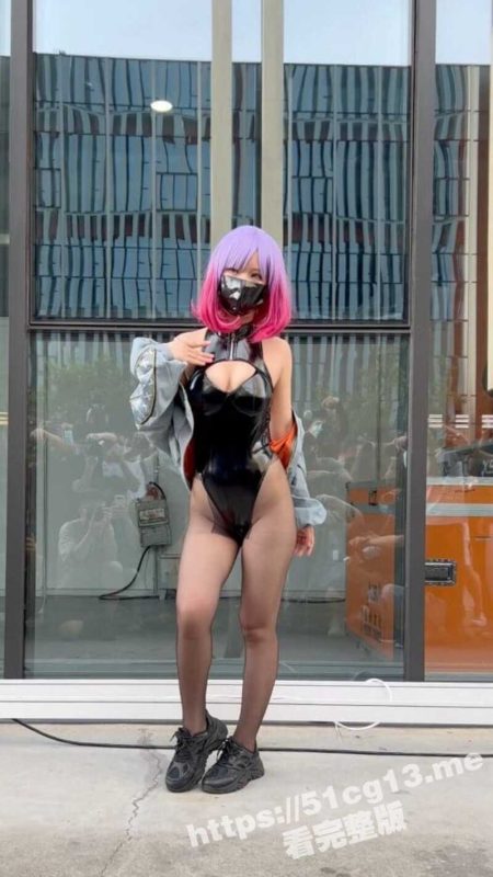 百万粉丝专业Coser 露娜 穿着黑丝与兜裆连体服 无内 参加漫展 被高清偷拍-51吃瓜网