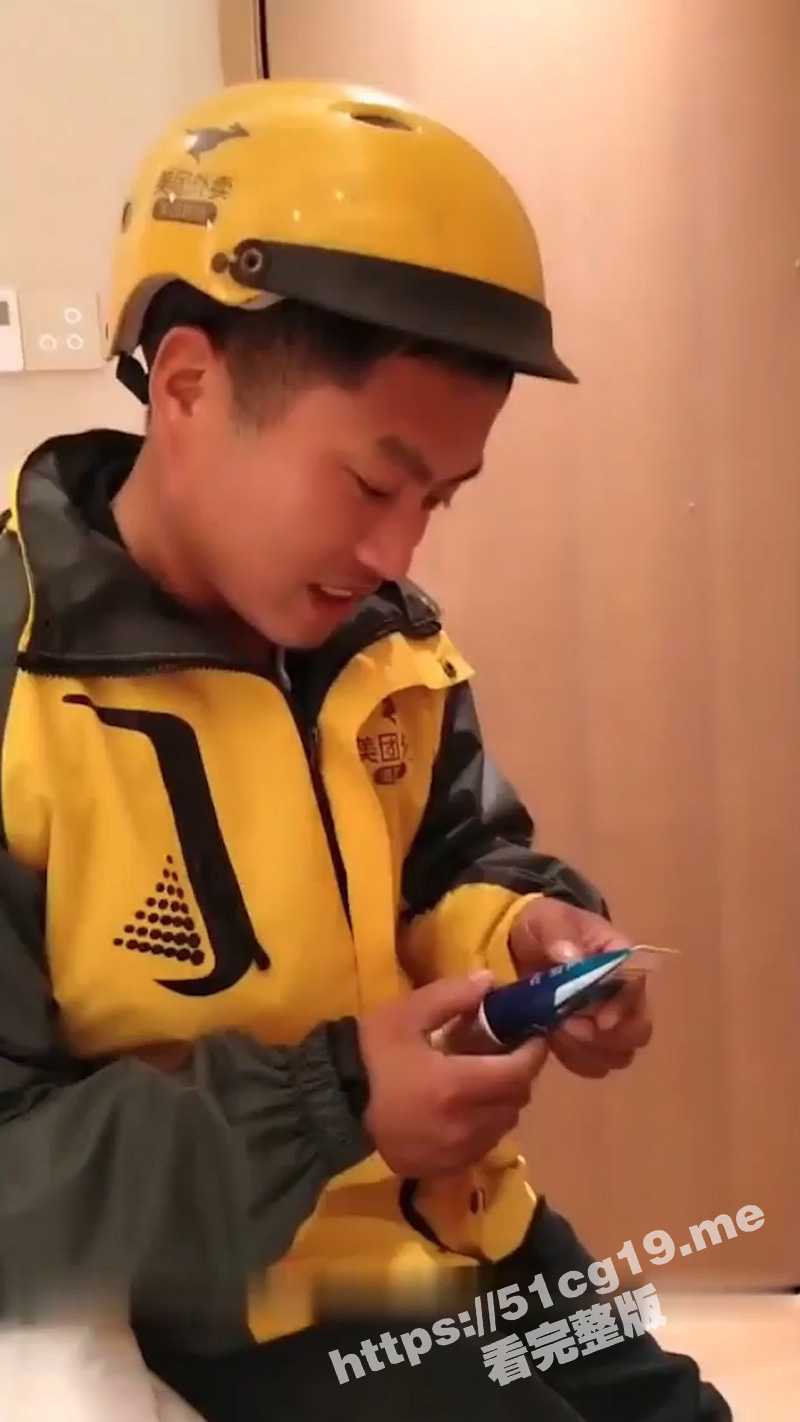 样子淫骚的大二眼镜妹 用性用品诱惑憨厚老实的外卖小哥 抵挡不住诱惑啪啪口爆吞精！ - 51吃瓜网-51吃瓜网
