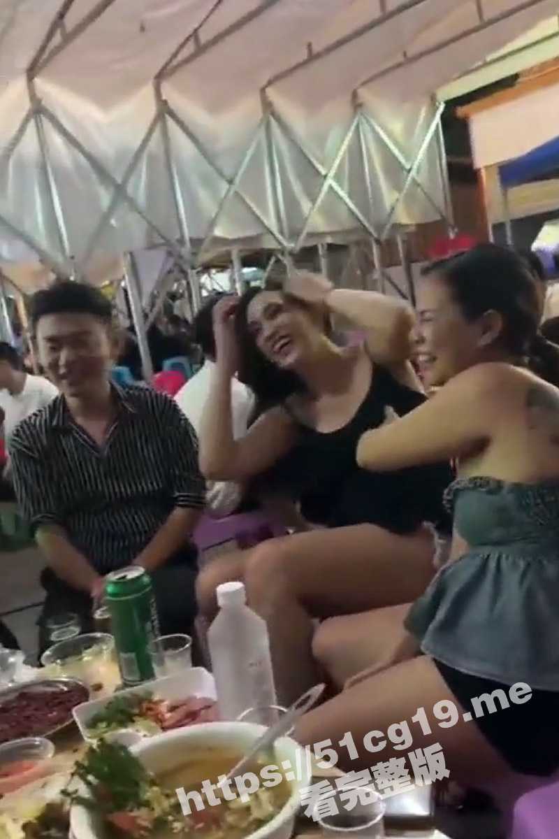 俩少妇在宵夜摊露出奶子比大小 大奶子夺衣而出 真是一个比一个骚啊！ - 51吃瓜网-51吃瓜网