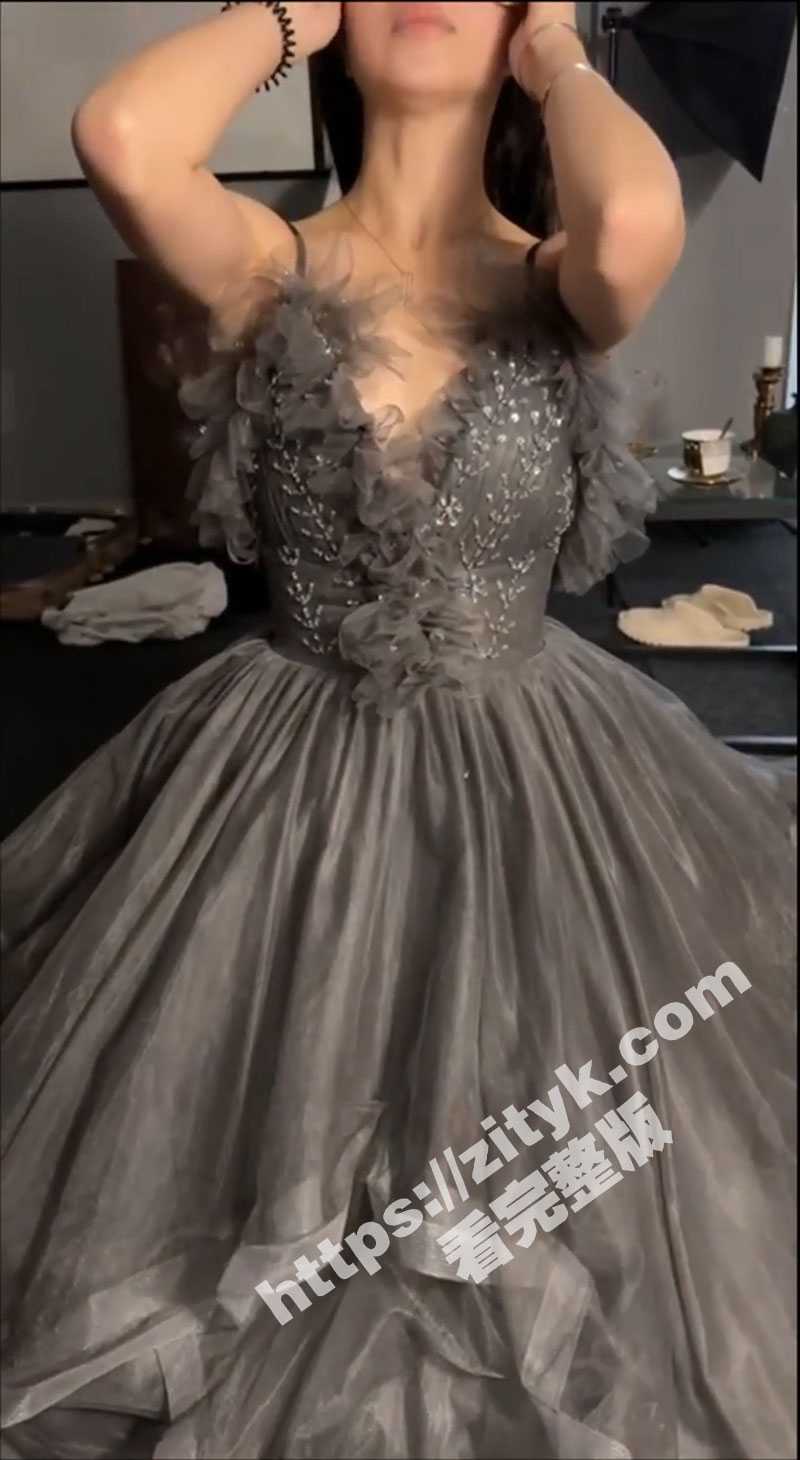 你的女神 二代的母狗 广州高颜值反差婊盛装出席 只为跪下爬到富二代跟前吃鸡巴 - 51吃瓜网-51吃瓜网