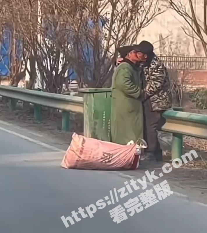 求一双没看过的眼睛 ！路边惊现俩老头深情激吻互相掏裆 恨不得当场击剑 简直太辣眼睛了！-51吃瓜网