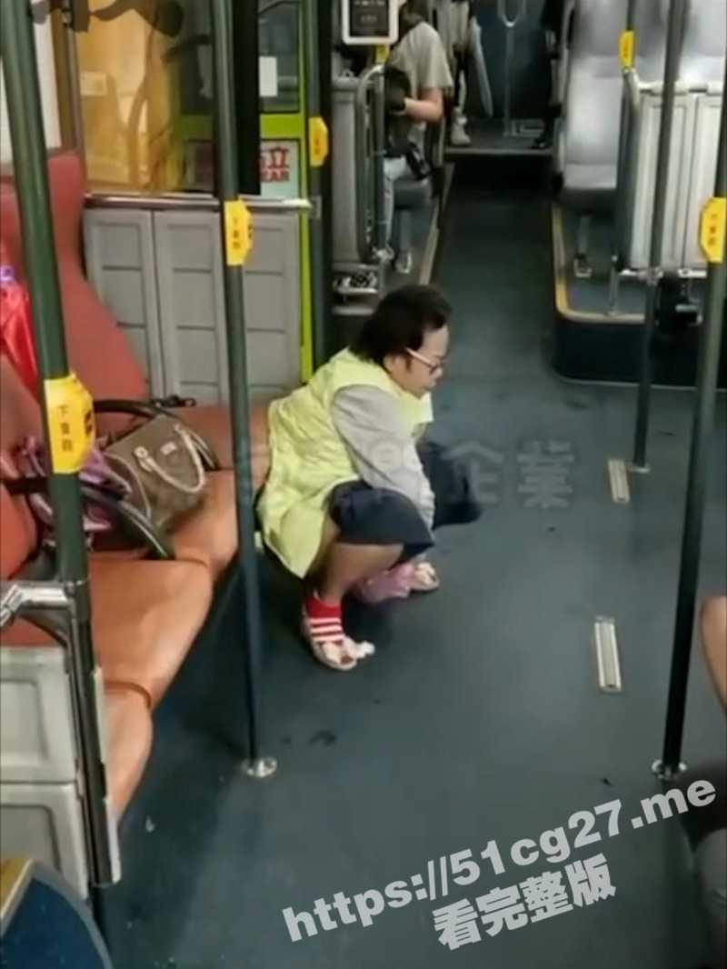 台湾的公交就是如此多功能 便意大发 直接脱掉裤子在车厢中间拉粑粑 - 51吃瓜网-51吃瓜网