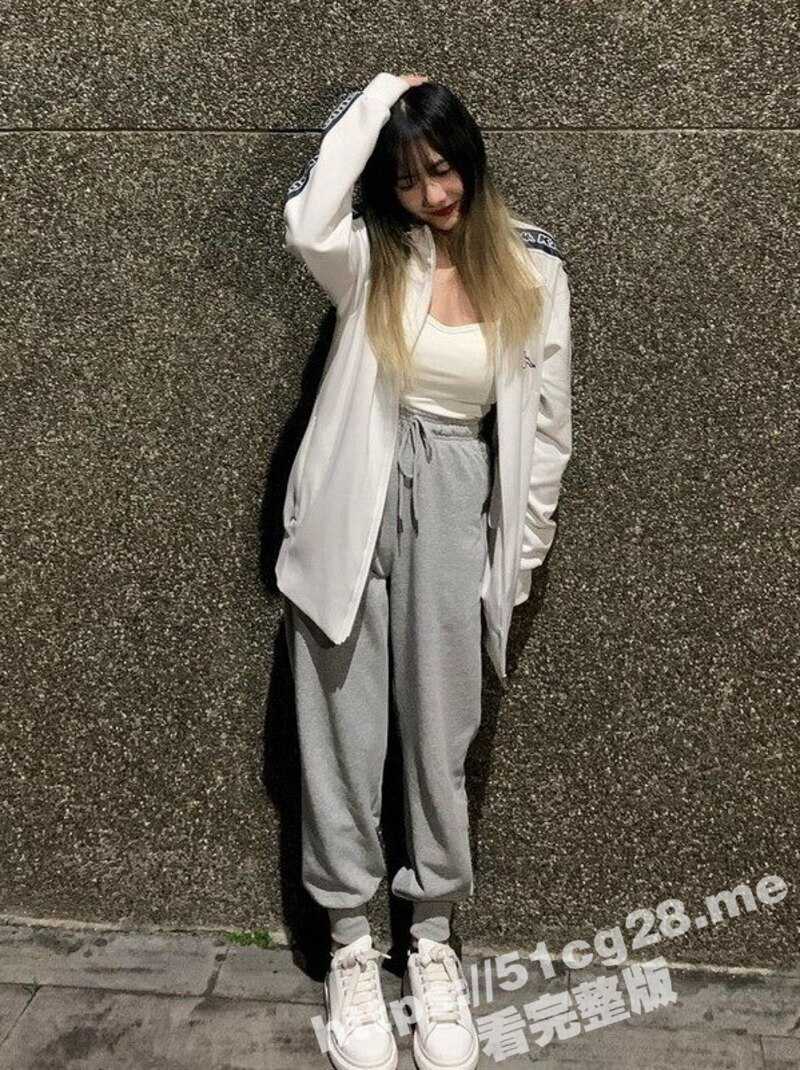 台湾一网红主播 清纯漂亮极品巨乳 在酒店约炮榜一大哥与其好兄弟 前后插入 双飞 跪地口爆 - 51吃瓜网-51吃瓜网