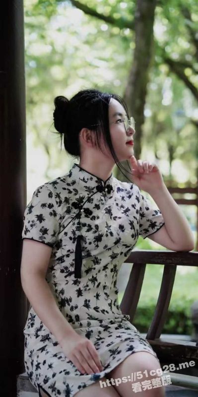 上高中的白嫩清纯学生妹 在自家穿JK制服用各种自慰棒玩弄多毛骚穴甚至用上了20厘米的黄瓜 太骚了-51吃瓜网