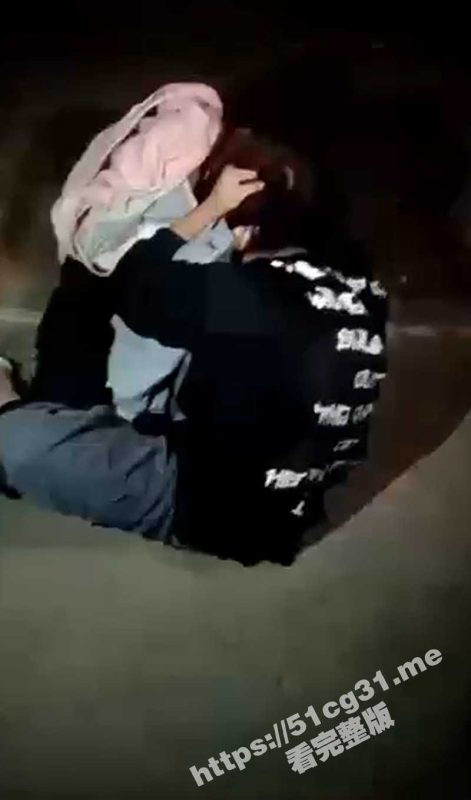 最喜欢看女人打架了！两个女生打架 衣服被扯掉露出奶子 旁边还有几个男的在起哄！-51吃瓜网