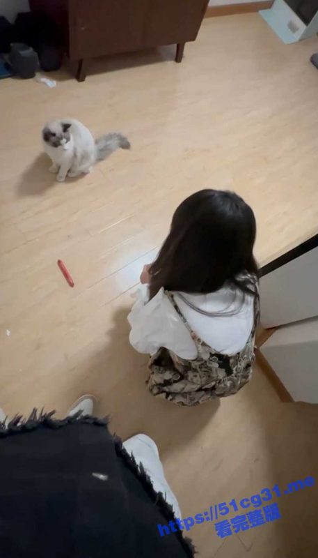 你撸猫 我撸你！美女大学生小吴兼职做钟点工 给人喂猫被男雇主骗上床 大屌后入被猛操！-51吃瓜网