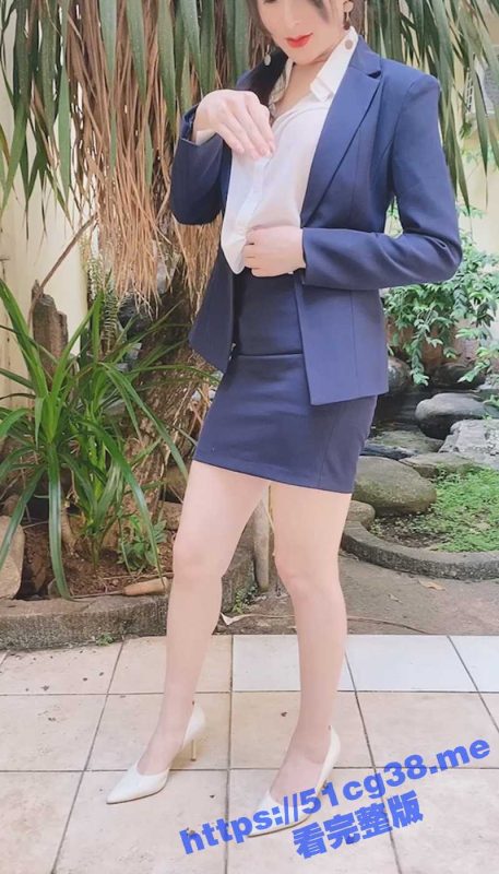 富豪答应购买一套花园房 爆乳销售当场脱衣吃鸡 为金主服务的特别周到！-51吃瓜网