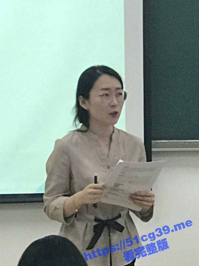 学生眼中的好老师 下课后秒变母狗！湖北黄石大学教师极度淫荡的一面流出 车震3P口交丝袜样样精通！ - 51吃瓜网-51吃瓜网