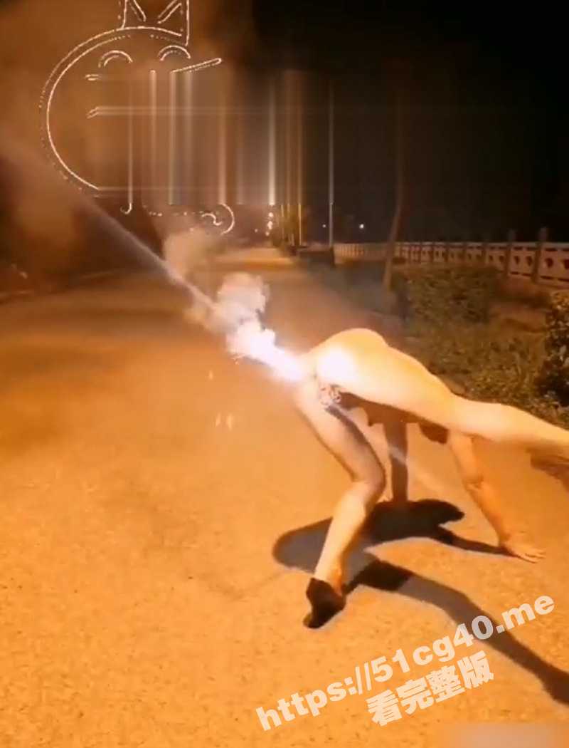 好好好 你这么玩是吧！菊花里塞烟花棒点燃 火光四射 这年味儿不就有了吗 - 51吃瓜网-51吃瓜网