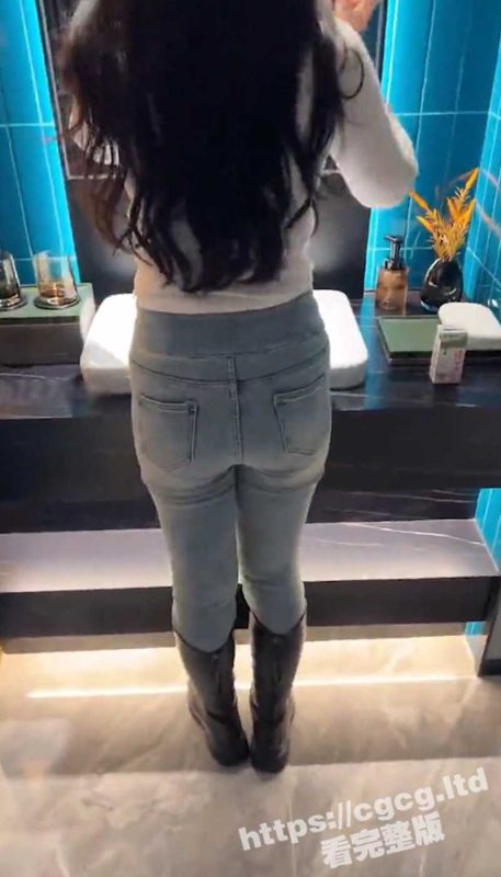 海角大神 会喷水的美女销售亲姐姐 姐姐第一次撒谎偷跑出来和我开房做爱！-51吃瓜网