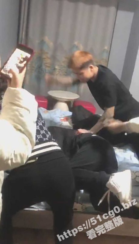 吃瓜霸凌事件 两男两女被一群精神小伙小妹狂欧五分钟 打的满脸血 实在是太猖狂了！-51吃瓜网