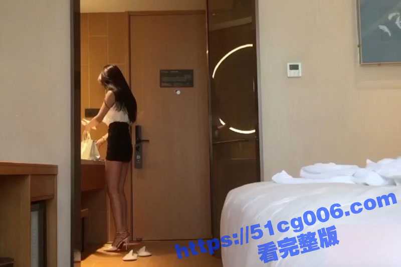 土豪重金约炮极品模特身材的高端外围！御姐气质的大长腿女神在自己胯下浪叫！-51吃瓜网