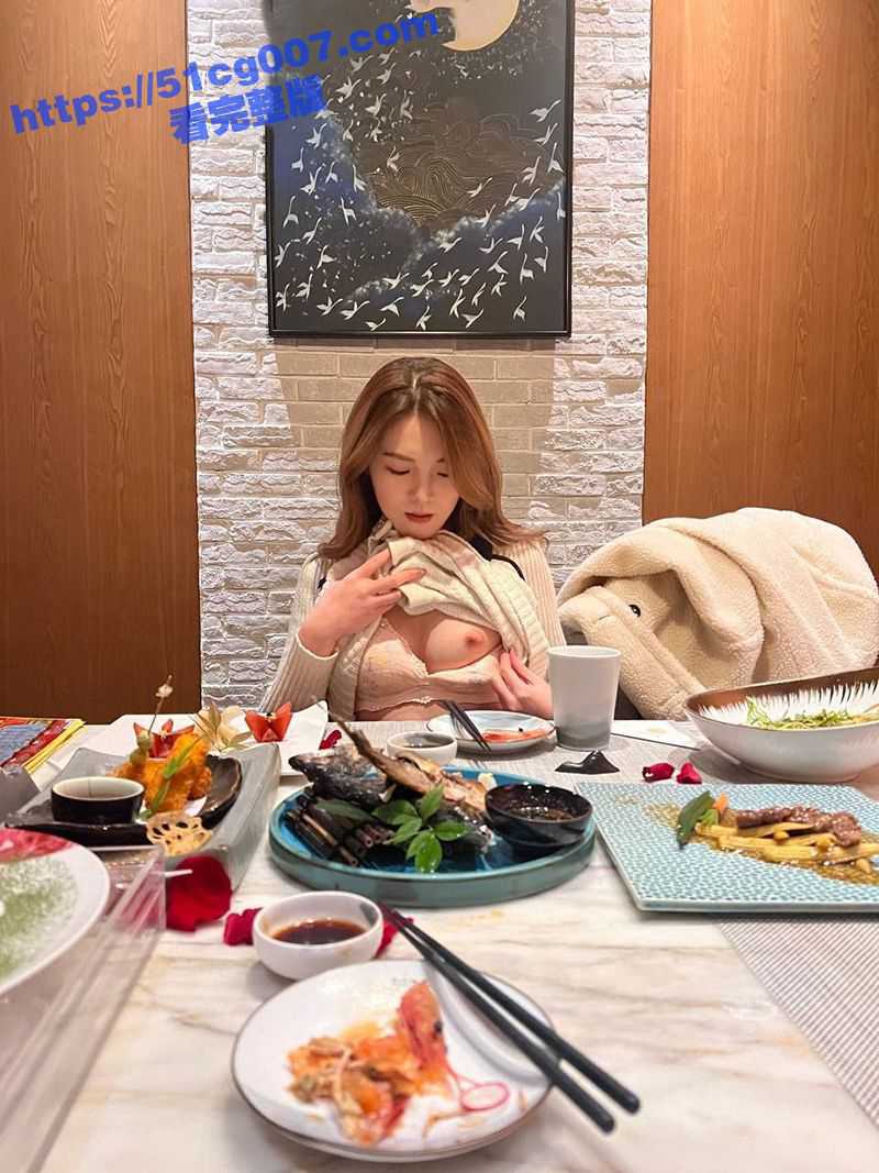 极品反差露出婊穿着黑丝在餐厅露出 桌上一本正经 桌下开始足交口交 - 51吃瓜网-51吃瓜网