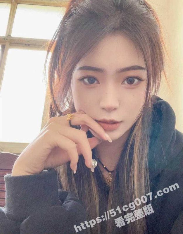 浙江义乌某贸易公司客服王春 22岁母狗劈腿男友和客人约炮 酒店开房被男友发现后曝光-51吃瓜网