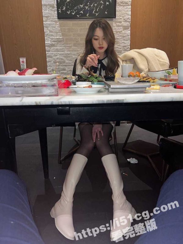 私人会所叫了个颜值小妹 直接在吃饭的地方口交吃鸡 然后后入爆操 妹子实在太骚了！-51吃瓜网