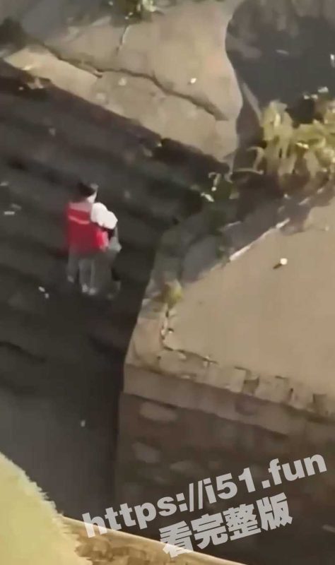 饥渴男子大白天在野外跟女友打野战 站在台阶上让女友帮忙口交 口爆吞精把女友都整吐了-51吃瓜网