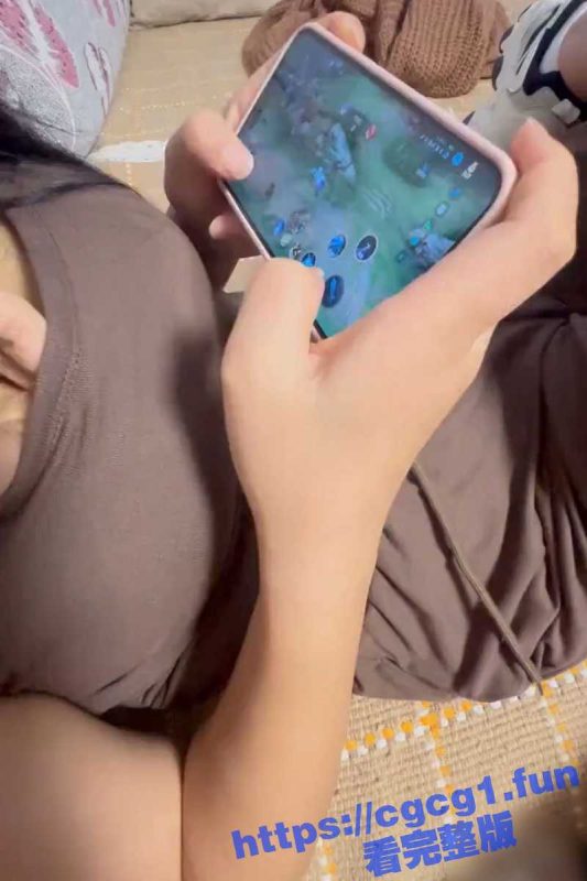 姐弟乱伦！趁姐姐在打游戏强行插入 中途妈妈突然回家 只好晚上偷偷溜进去再操姐姐！-51吃瓜网