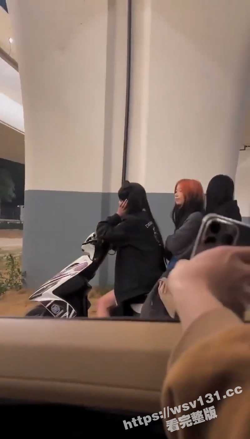 超搞笑 向精神小妹讨要微信 竟然翻车害姐妹 长相甚至有点特别的可爱 - 51吃瓜网-51吃瓜网