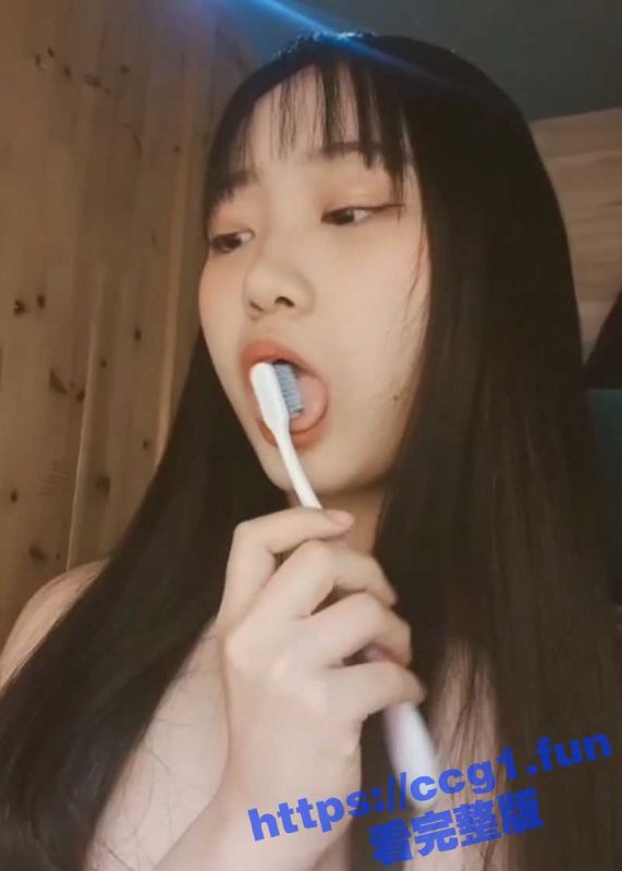 韩国牙刷妹 在线发骚 对牙刷情有独钟 全裸洗澡时只要把牙刷放到嘴里就会发情扣逼！-51吃瓜网