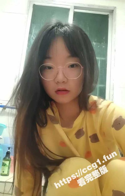 北京工商大学 极品反差大一新生眼镜妹 严姝妮 为了奖学金主动发裸聊视频勾引导员 结果被同学发现曝光视频-51吃瓜网