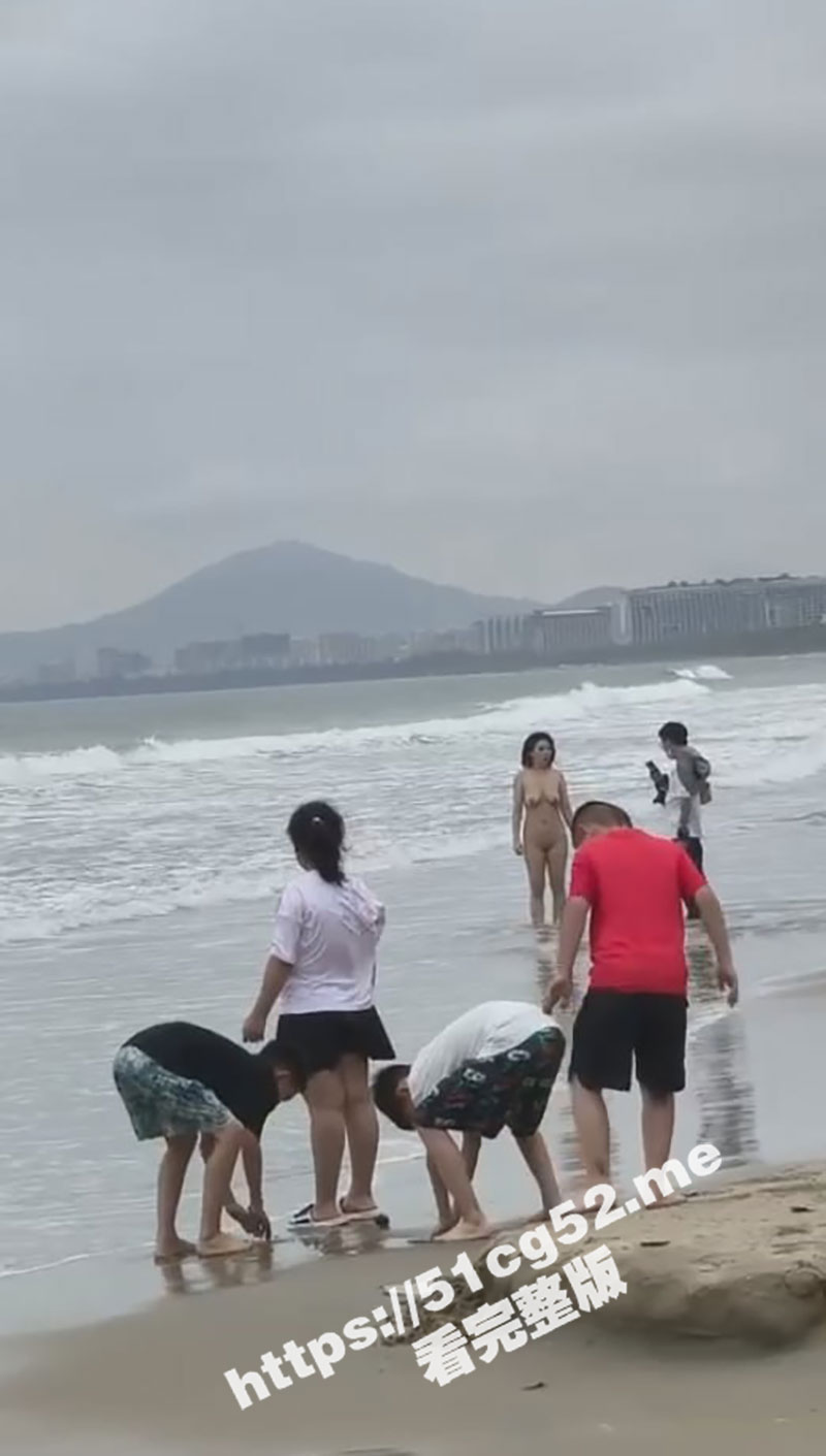 海南三亚湾 海滩惊现裸女 当着小孩的面全裸露出 现在露出都不避人了？ - 51吃瓜网-51吃瓜网