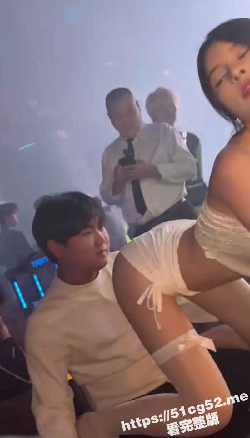 夜店酒吧KTV里的骚鸡公主合集！表情超骚 脱光了跳骚舞 穿着情趣内衣让你摸 太刺激了！ - 51吃瓜网-51吃瓜网