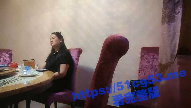 完美露脸3P大战 32岁两个孩子的人妻少妇穿着丝袜 被老哥洗脑加入女奴调教圈舔脚喝尿！-51吃瓜网