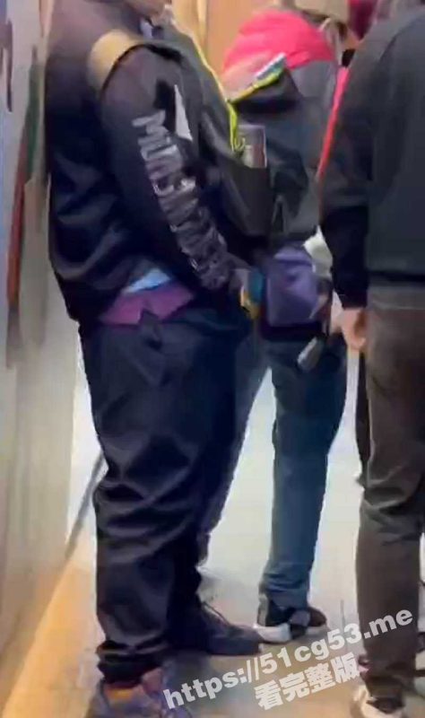 逆天！宁波某街头惊现变态男旁若无人的在人来人往的街头掏裆打飞机 手里还拿着手机边看边撸-51吃瓜网