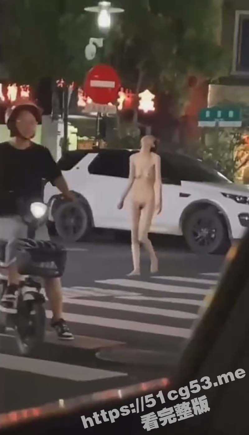 无锡惊现一女子裸奔 据传女子疑似失恋导致崩溃 在大马路上裸奔自慰 看着身材高挑纤细 怎么想不开呢 - 51吃瓜网-51吃瓜网