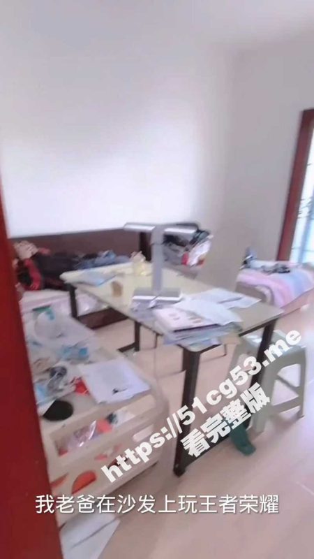母子乱伦！爸爸在客厅玩王者入迷 我在妈妈骚穴里灌满精液 妈妈被操的兴奋了也不敢叫的大声 太刺激了！-51吃瓜网