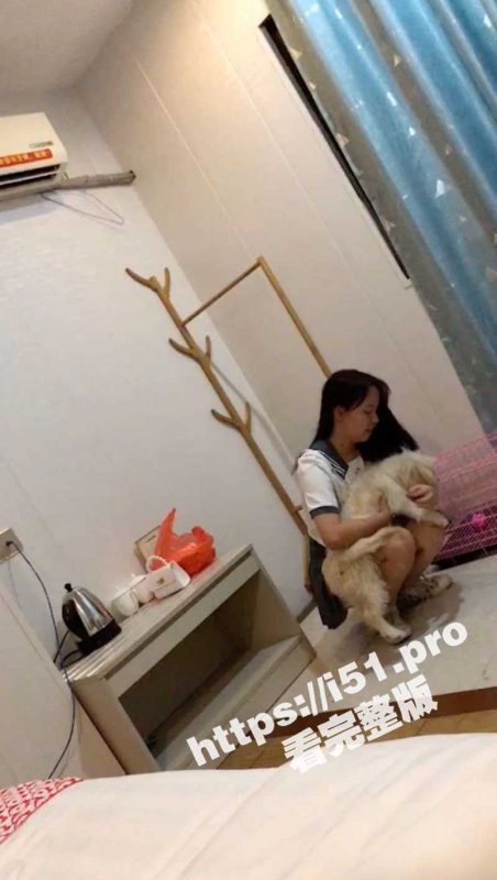 周末带着清纯大学生女友到宠物酒店开房 床下撸小狗 床上自己变母狗 哭着喊着求爸爸操 直接无套内射她-51吃瓜网