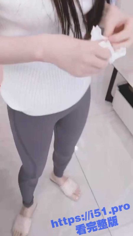 趁大哥不在操了练瑜伽的嫂子 大长腿的极品骚嫂子 小穴都还是粉嫩的 一边操一边打屁股 大哥来电话都没接-51吃瓜网
