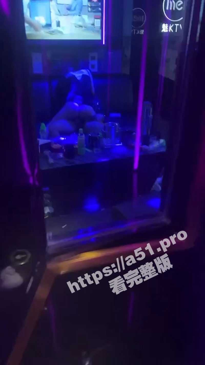 福州魅KTV万象店 情侣开门操逼 骚逼看的一清二楚 姿势繁多 肥臀骚妇上位疯狂骑乘 路过的人看的都舍不得离开了 - 51吃瓜网-51吃瓜网