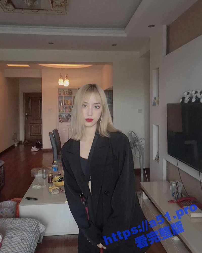 高颜值金短发反差婊学生妹 胡可煊 晚上在宿舍拉上床帘偷偷掰穴扣穴 各种角度尽情展示极品好身材 - 51吃瓜网-51吃瓜网