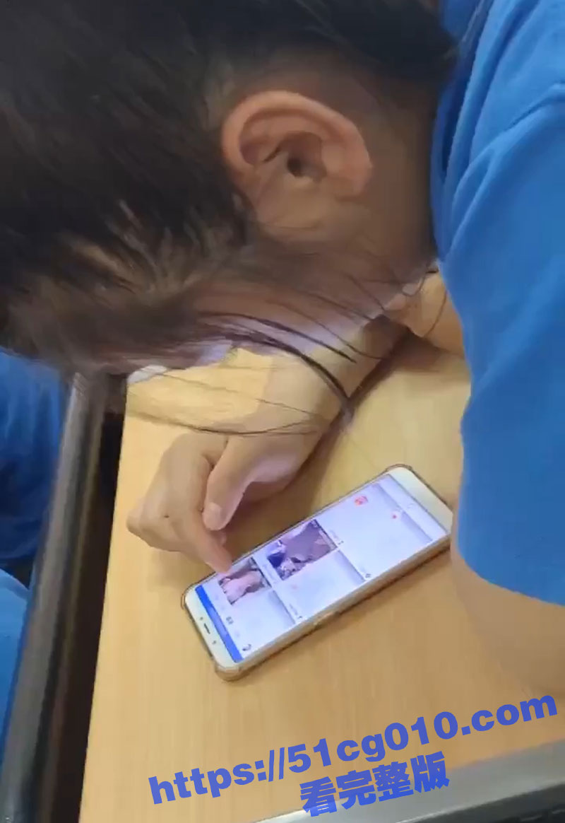 饥渴少女上课看黄片！毫不在意旁边同学的眼光 现在的高中生可真的太早熟了！ - 51吃瓜网-51吃瓜网