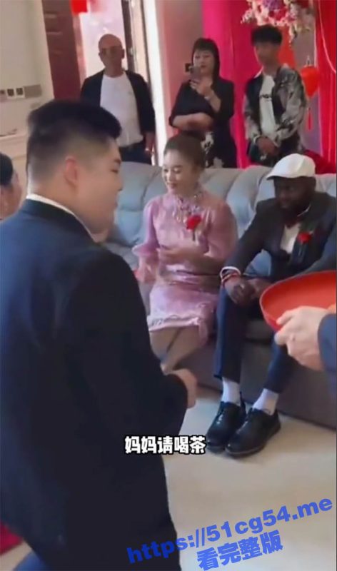 真是光宗耀祖！第一次见黑人当公公 这婆婆晚上玩的应该挺好吧！-51吃瓜网
