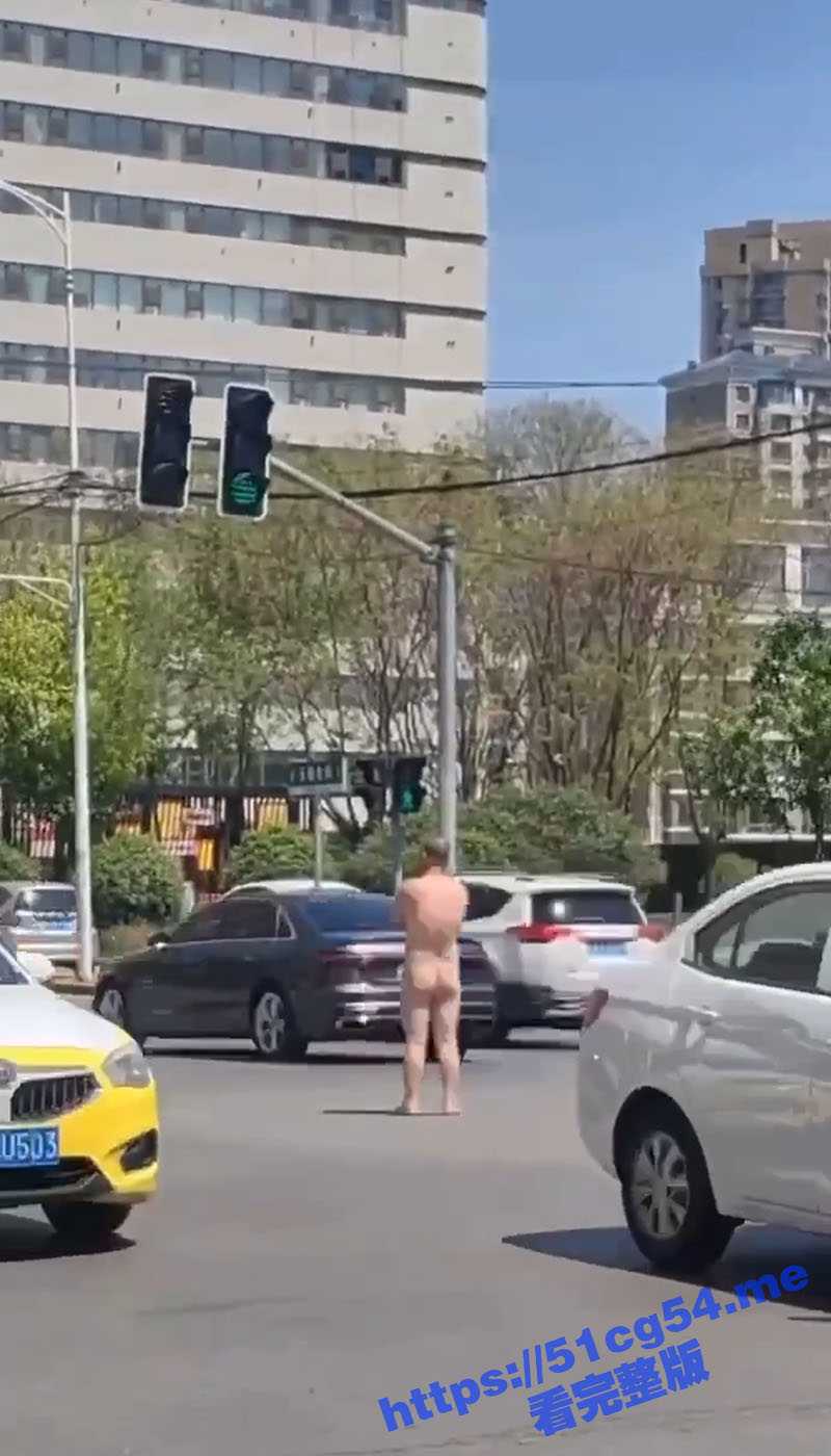 辽宁沈阳大马路上惊现裸男 闲庭信步地走在马路中间 还坐到汽车发动机盖上！ - 51吃瓜网-51吃瓜网