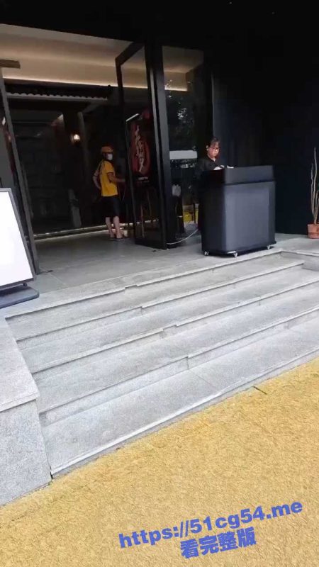 小仙女破防啦！外卖小哥一句肥头大耳 小姐姐突然破防暴打外卖小哥 还要求道歉！-51吃瓜网