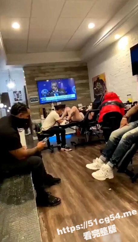 爆笑刺青！国外纹身师正在给妹子私处纹身 把妹子弄高潮了 直接喷了一脸！-51吃瓜网